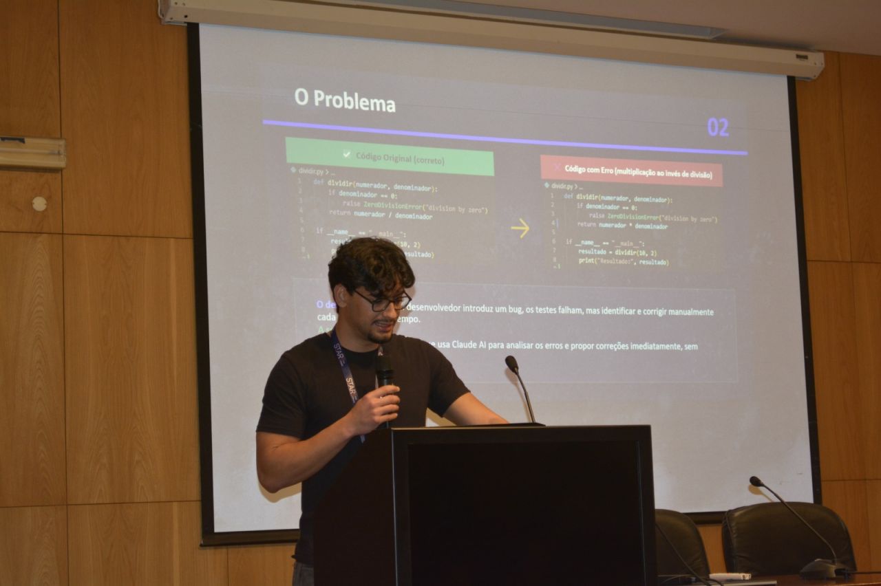 Enrico Nunes num púlpito a apresentar um slide sobre a correção automática de erros com Claude AI